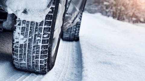 Pneus hiver, chaînes, chaussettes : les équipements spéciaux obligatoires  pour votre voiture en montagne