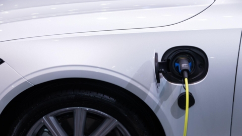 Entretien d’une voiture électrique à l’atelier Nedey de Montbéliard